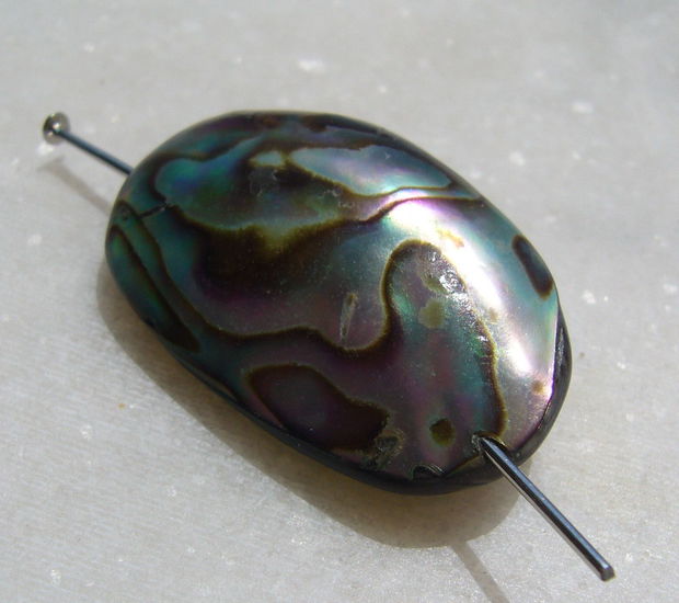 Pandant din scoica paua abalone gaurit pe lungime aprox 30x19x9 mm