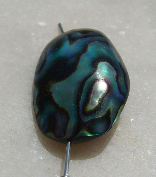 Pandant din scoica paua abalone gaurit pe lungime aprox 30x19x9 mm