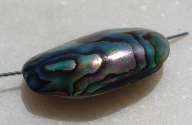 Pandant din scoica paua abalone gaurit pe lungime aprox 30x19x9 mm