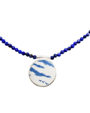 Pandantiv "Flight" din argint si fragment de portelan pe colier din Lapis Lazuli fatetat