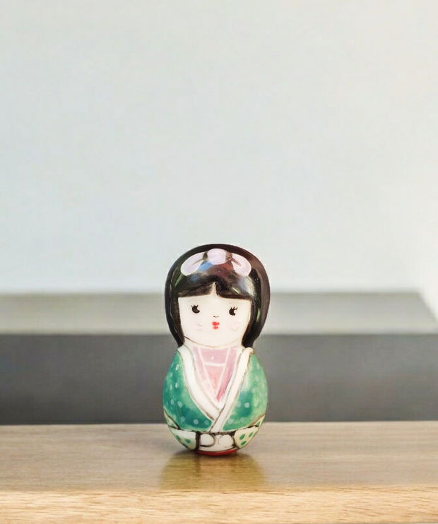 Brosa din portelan pictata manual - KOKESHI DOLL