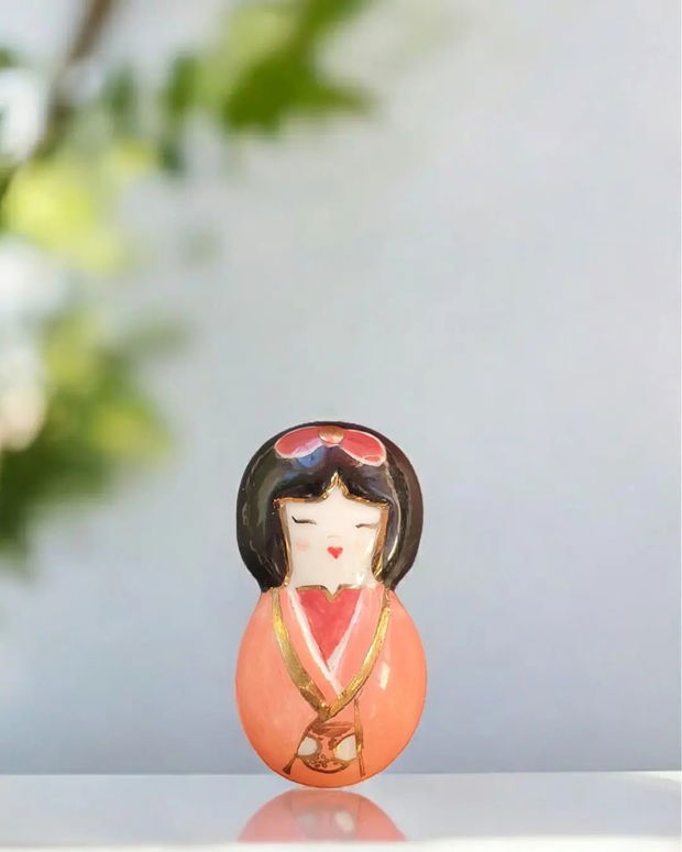 Brosa din portelan pictata manual - KOKESHI DOLL