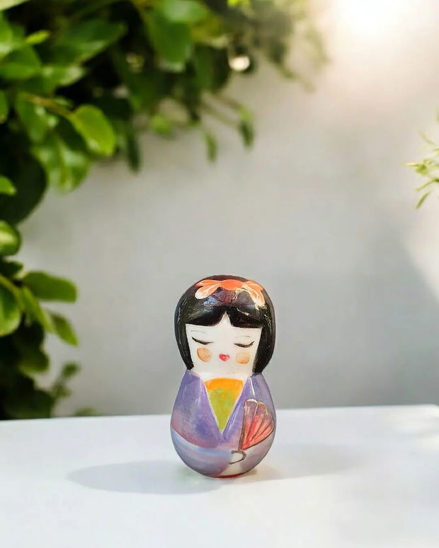 Brosa portelan pictata manual - KOKESHI DOLL