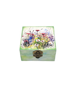 Cutie lemn cu flori de camp, decorata manual, unicat