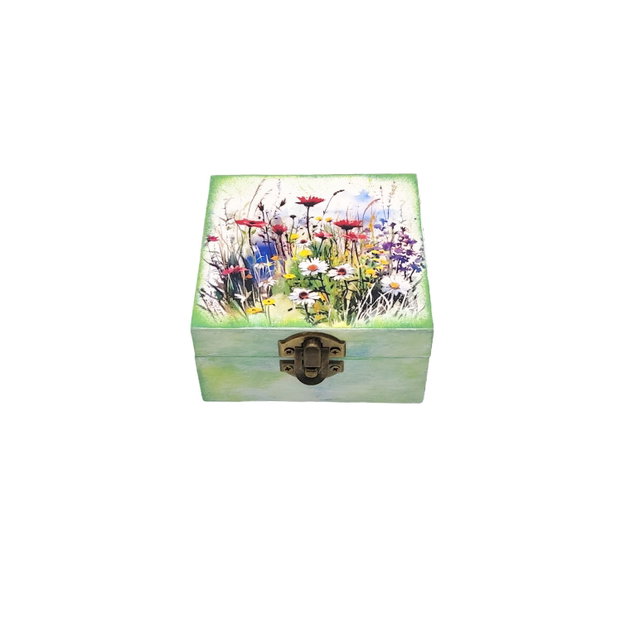 Cutie lemn cu flori de camp, decorata manual, unicat