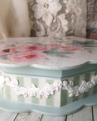 Caseta pentru bijuterii - tema flori pastel