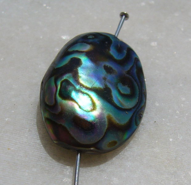 Pandant din scoica paua abalone gaurit pe lungime aprox 29x20x8 mm