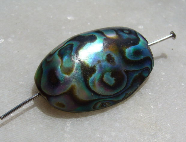 Pandant din scoica paua abalone gaurit pe lungime aprox 29x20x8 mm