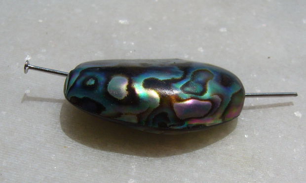 Pandant din scoica paua abalone gaurit pe lungime aprox 29x20x8 mm