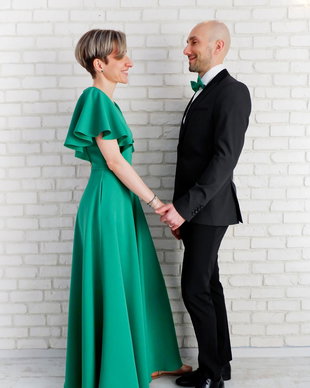 Rochie Lunga Eleganta Verde cu Volane pe Umeri