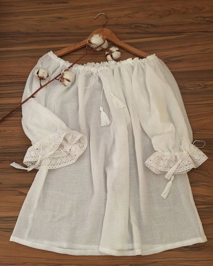Bluza tip ie cu dantela la mâneci