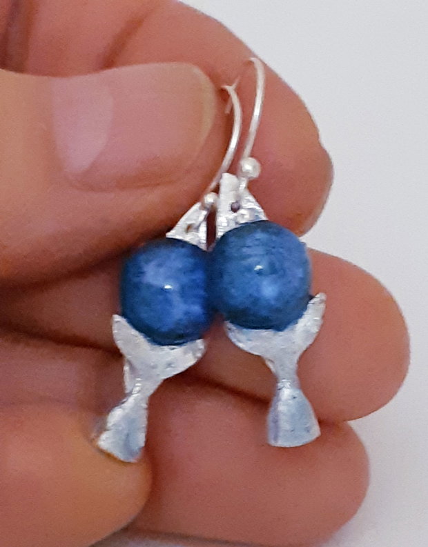 Set unicat, cu pandantiv si cercei, coada de balena cu luna, din argint fin, pictat cu rasina UV si cabochoane de sticla fuzionata, fosforescenta
