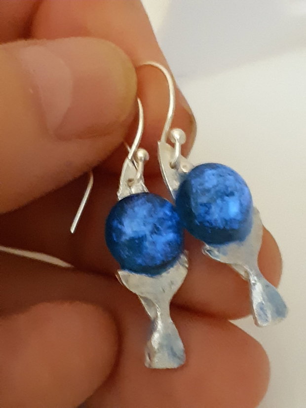 Set unicat, cu pandantiv si cercei, coada de balena cu luna, din argint fin, pictat cu rasina UV si cabochoane de sticla fuzionata, fosforescenta