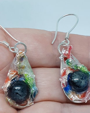 Cercei unicat, atarnatori, cu doua fete, in forma de lacrima, din argint pur, cu pesti exotici pictati cu rasina UV multicolora si cabochoane de sticla fuzionata fosforescenta