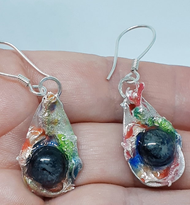Cercei unicat, atarnatori, cu doua fete, in forma de lacrima, din argint pur, cu pesti exotici pictati cu rasina UV multicolora si cabochoane de sticla fuzionata fosforescenta