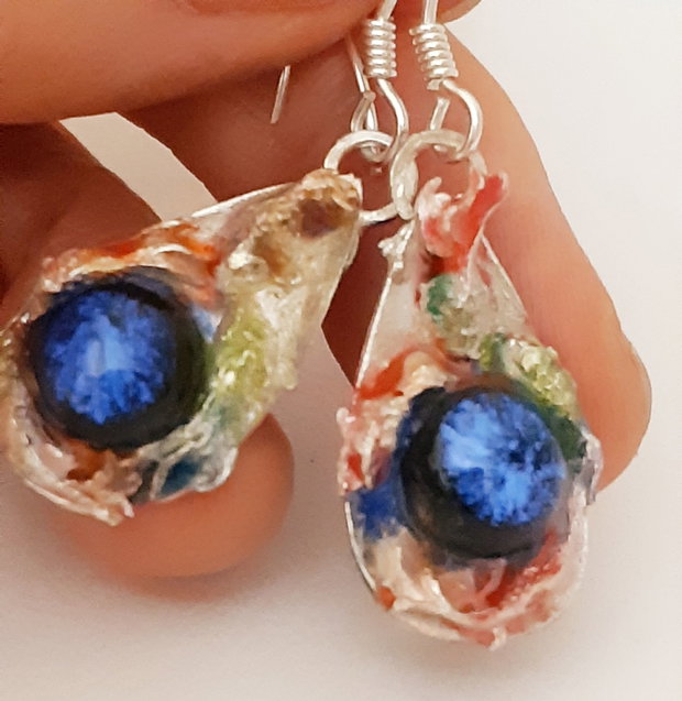 Cercei unicat, atarnatori, cu doua fete, in forma de lacrima, din argint pur, cu pesti exotici pictati cu rasina UV multicolora si cabochoane de sticla fuzionata fosforescenta