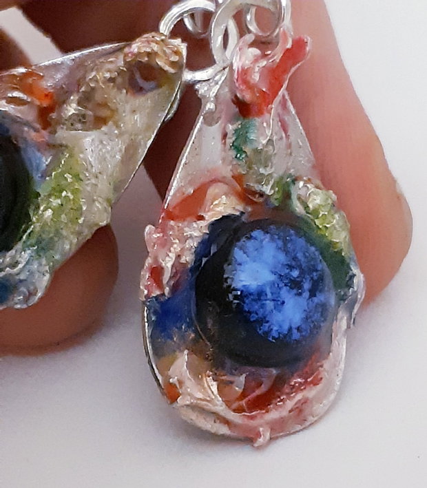 Cercei unicat, atarnatori, cu doua fete, in forma de lacrima, din argint pur, cu pesti exotici pictati cu rasina UV multicolora si cabochoane de sticla fuzionata fosforescenta