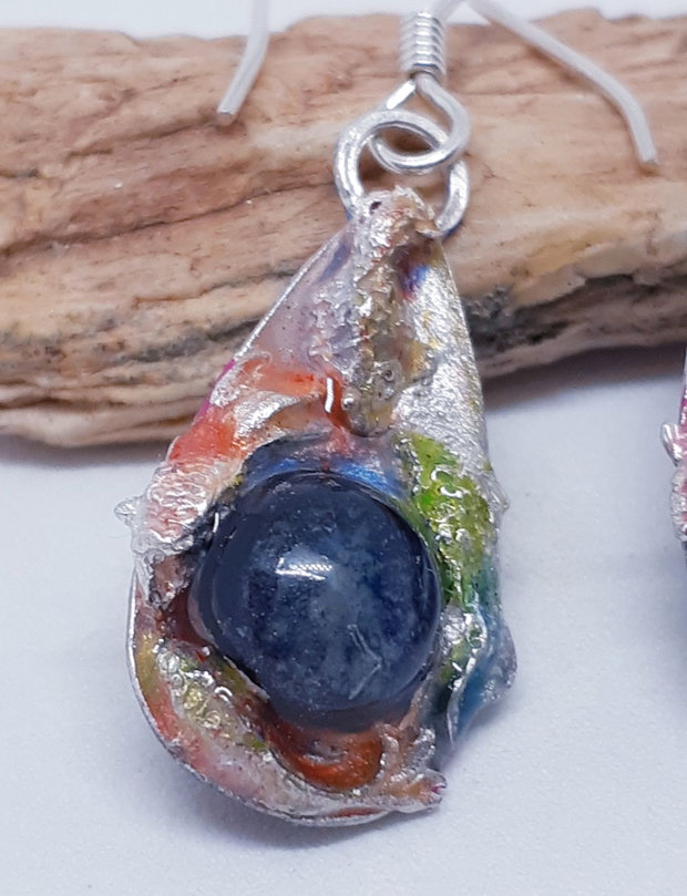 Cercei unicat, atarnatori, cu doua fete, in forma de lacrima, din argint pur, cu pesti exotici pictati cu rasina UV multicolora si cabochoane de sticla fuzionata fosforescenta