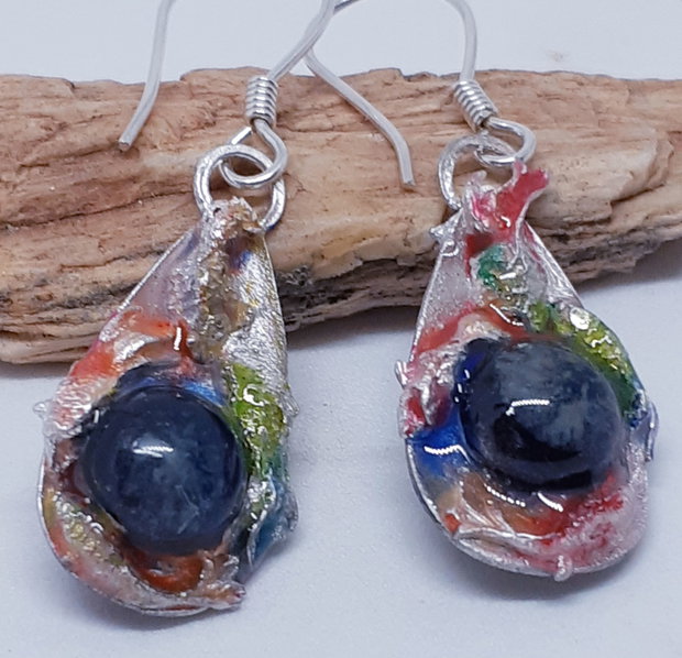 Cercei unicat, atarnatori, cu doua fete, in forma de lacrima, din argint pur, cu pesti exotici pictati cu rasina UV multicolora si cabochoane de sticla fuzionata fosforescenta