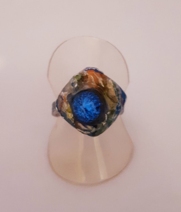 Inel unicat din argint pur, cu banda texturata si patinata, cu pesti exotici colorati cu rasina UV multicolora si cabochon de sticla fuzionata fosforescenta