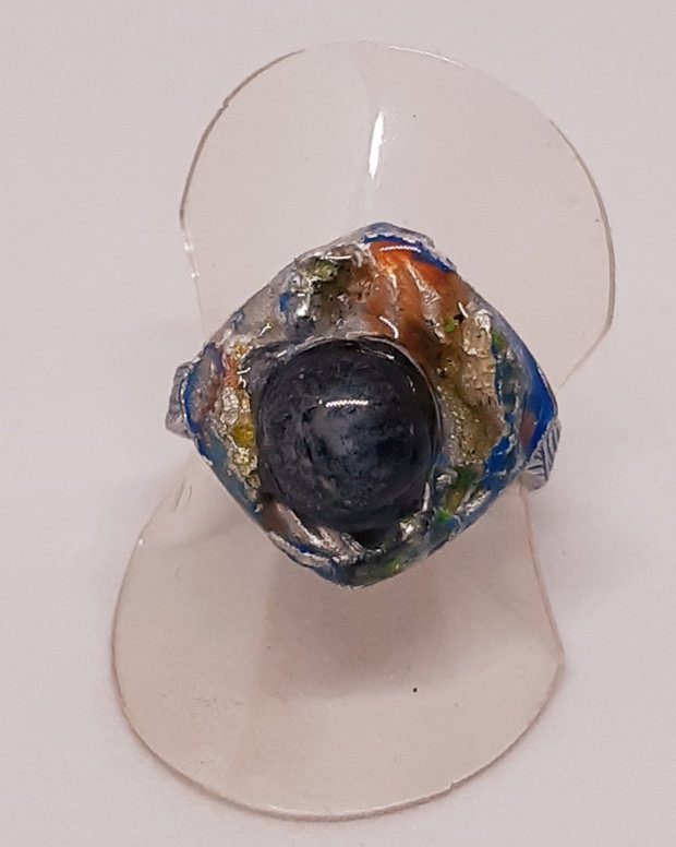 Inel unicat din argint pur, cu banda texturata si patinata, cu pesti exotici colorati cu rasina UV multicolora si cabochon de sticla fuzionata fosforescenta