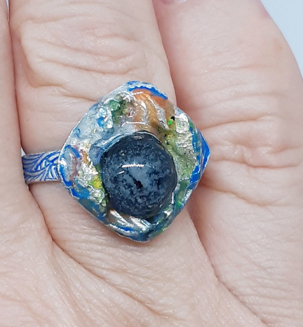Inel unicat din argint pur, cu banda texturata si patinata, cu pesti exotici colorati cu rasina UV multicolora si cabochon de sticla fuzionata fosforescenta