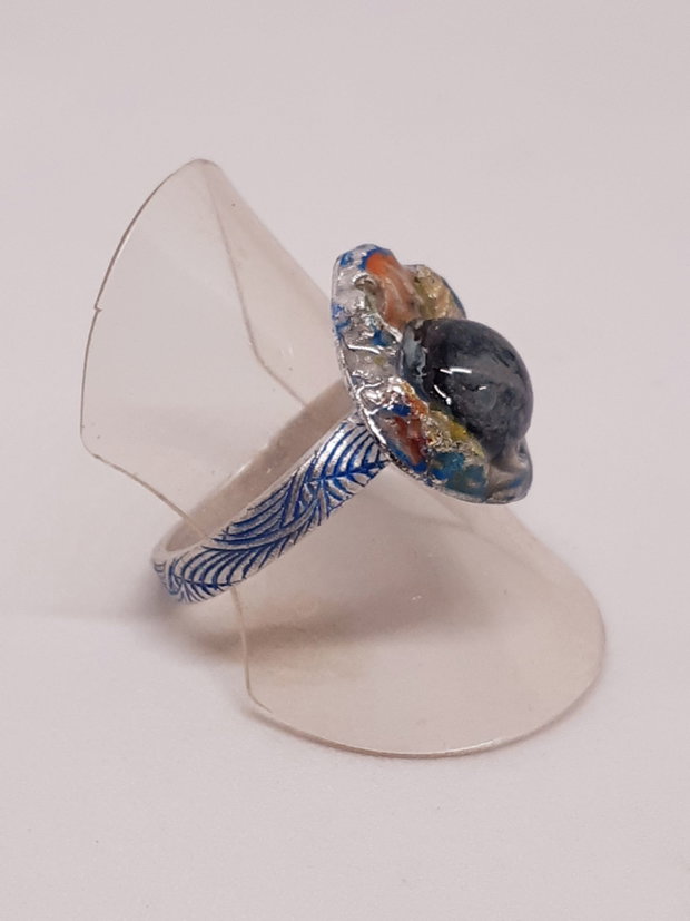 Inel unicat din argint pur, cu banda texturata si patinata, cu pesti exotici colorati cu rasina UV multicolora si cabochon de sticla fuzionata fosforescenta