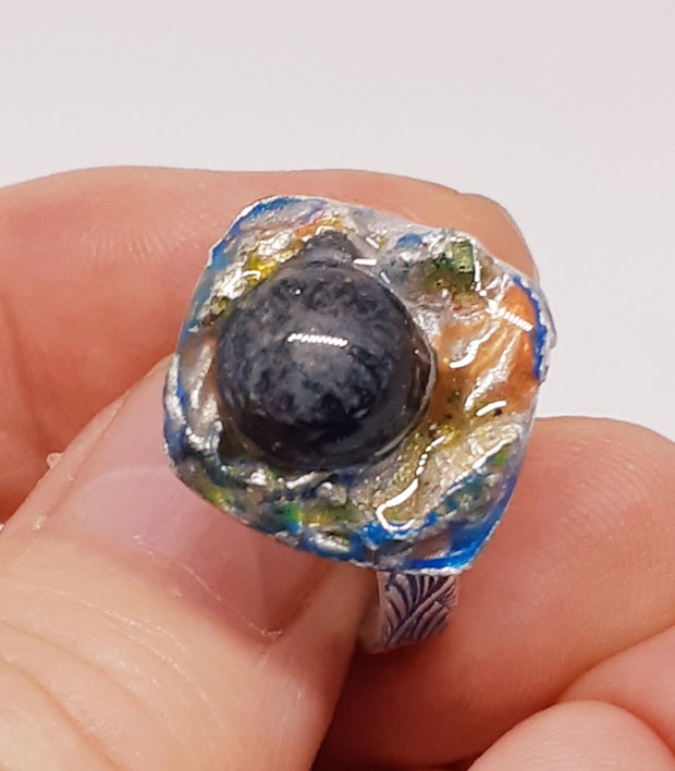 Inel unicat din argint pur, cu banda texturata si patinata, cu pesti exotici colorati cu rasina UV multicolora si cabochon de sticla fuzionata fosforescenta