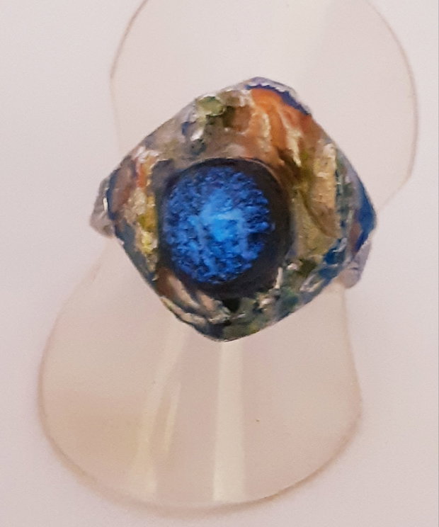 Inel unicat din argint pur, cu banda texturata si patinata, cu pesti exotici colorati cu rasina UV multicolora si cabochon de sticla fuzionata fosforescenta