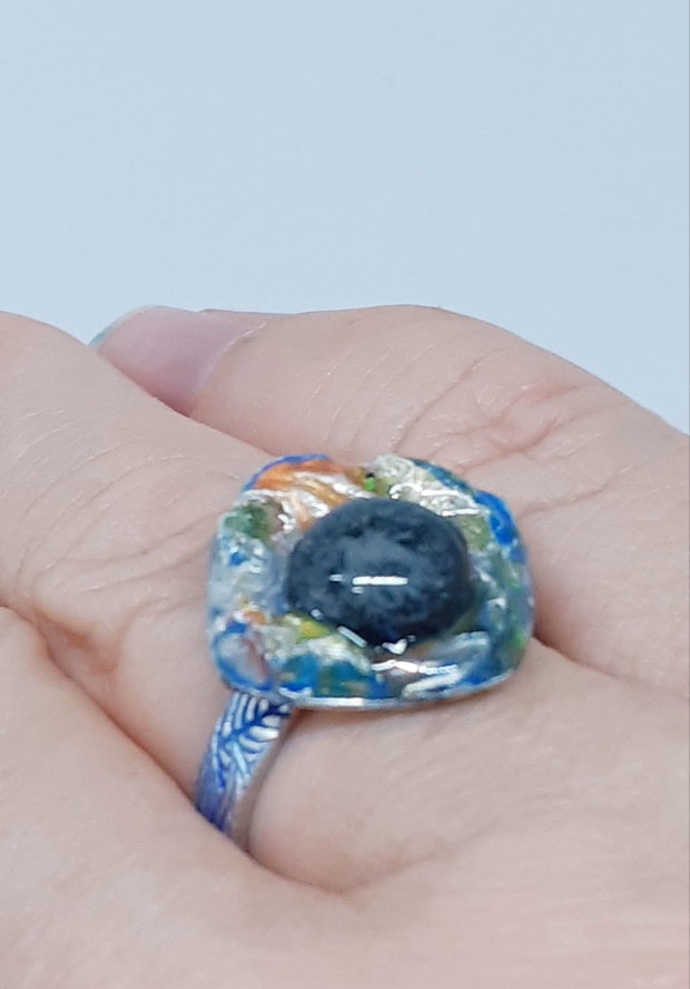 Inel unicat din argint pur, cu banda texturata si patinata, cu pesti exotici colorati cu rasina UV multicolora si cabochon de sticla fuzionata fosforescenta