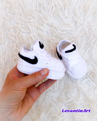 Botosei pentru bebelusi imitatie Nike. Incaltaminte nou-nascut handmade. Botosei bebe 0-6 luni LA COMANDA