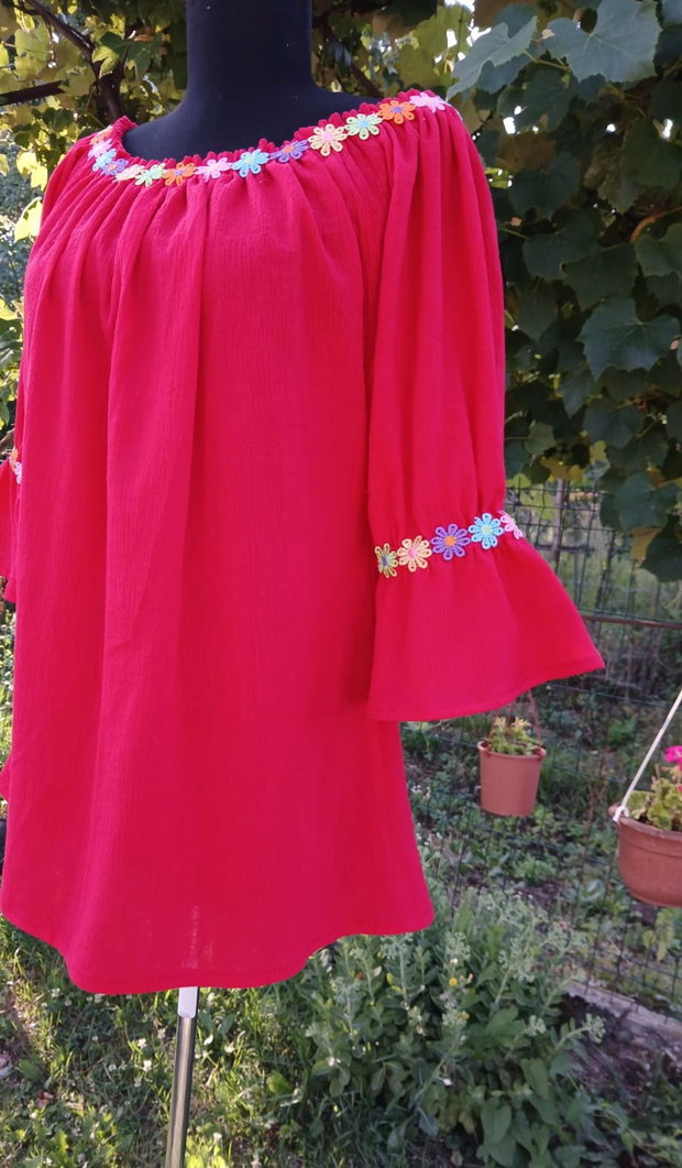 Bluza din panza topita cu floricele din dantela colorata aplicate