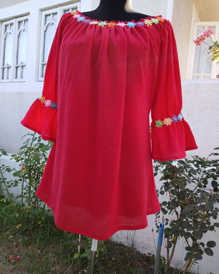 Bluza din panza topita cu floricele din dantela colorata aplicate