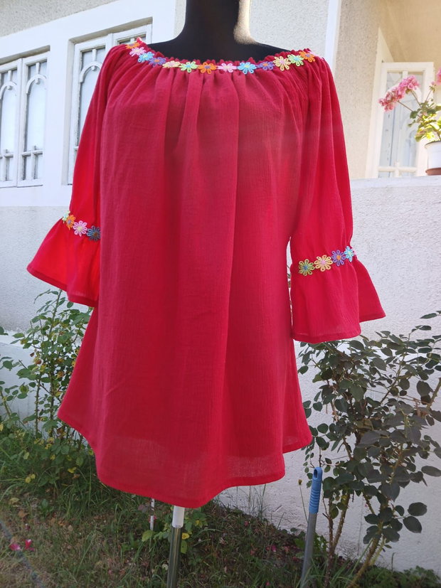 Bluza din panza topita cu floricele din dantela colorata aplicate