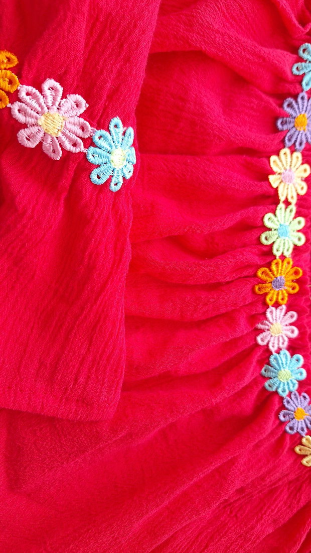 Bluza din panza topita cu floricele din dantela colorata aplicate