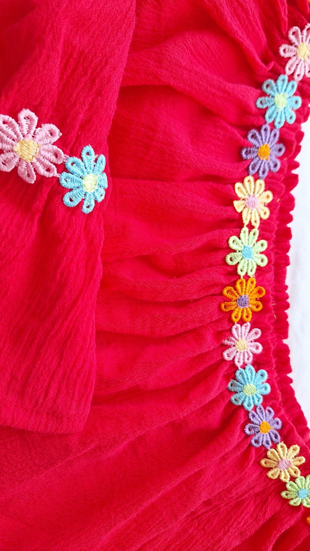 Bluza din panza topita cu floricele din dantela colorata aplicate