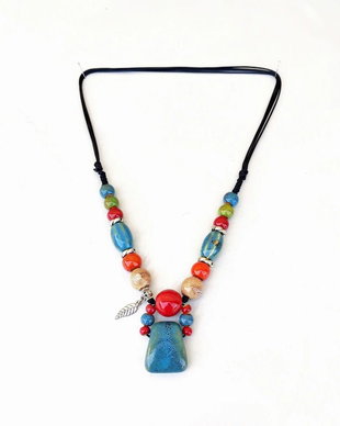 Colier din margele ceramice si accesorii argintii