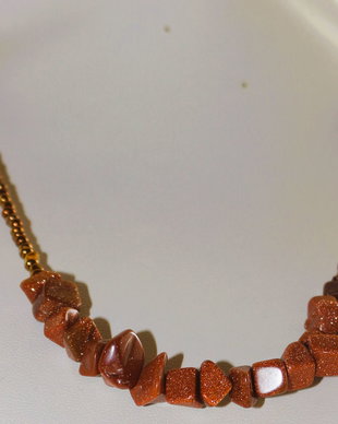 Colier din margele de nisip si cipsuri din piatra goldstone