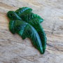 Pandantiv frunza jad verde, 46x28 mm