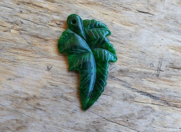 Pandantiv frunza jad verde, 46x28 mm