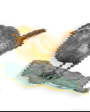 Vrabiuta pe o frunza-statueta din bronz pictat