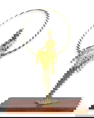 Guanyn sezand-statueta din bronz pictat pe un soclu patrat