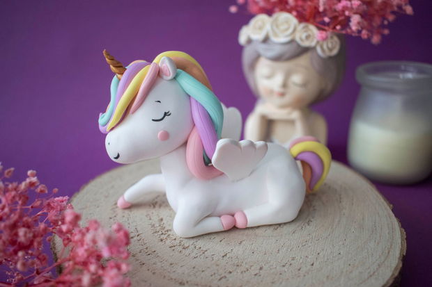 Figurină unicorn cu aripi