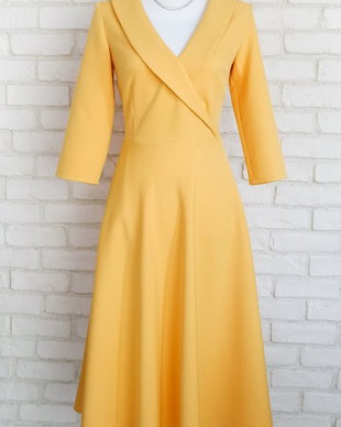 Rochie Clos Galbena cu Guler Intors
