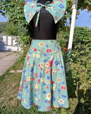 Set fusta semiclos si guler/ set imprimeu floricele/fusta în V