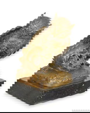 Bufnita cu craniu-statueta din bronz cu un soclu din marmura