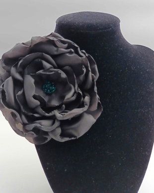 Brosa floare neagra, Floare satin realizata manual, Brosa boho pentru femei, Accesoriu romantic