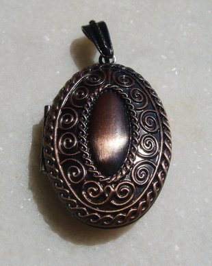 Locket metalic finisaj cupru aprox 10x27x42 mm (52 mm cu agatatoarea)