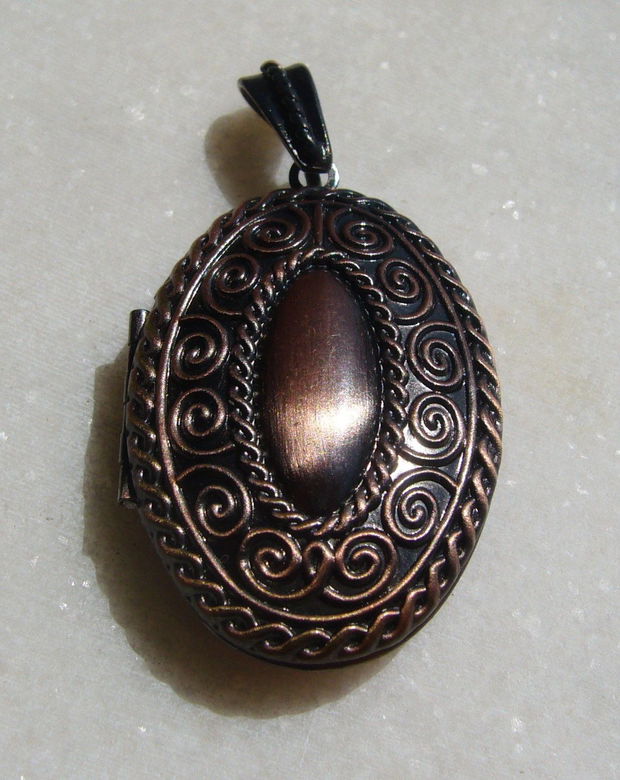 Locket metalic finisaj cupru aprox 10x27x42 mm (52 mm cu agatatoarea)