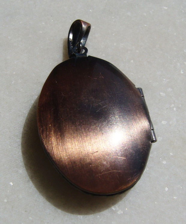 Locket metalic finisaj cupru aprox 10x27x42 mm (52 mm cu agatatoarea)